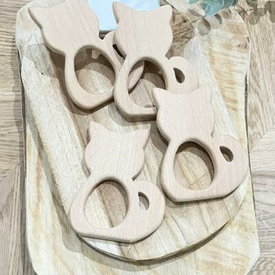 Chat en bois naturel pour bébé – jouet sensoriel artisanal BB Pastel