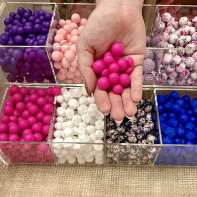 Perle rose fushia (existe en plusieurs formes)